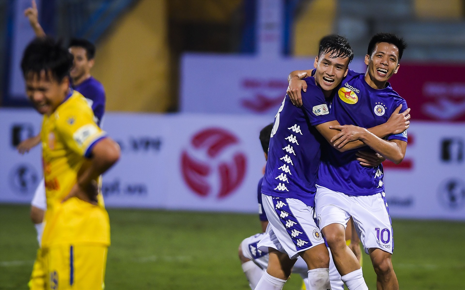 Bùi Hoàng Việt Anh nhận danh hiệu Cầu thủ trẻ hay nhất V-League 2020.
